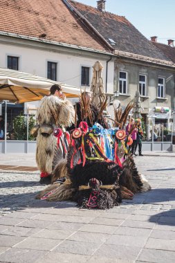 Slovenya 'daki karnavalda maskesi olmayan bir kurent. İlkbaharda giyilecek geleneksel bir kostüm. Kuran bizim kültürümüzde var.