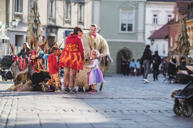 Slovenya 'daki karnavalda maskesi olmayan bir kurent. İlkbaharda giyilecek geleneksel bir kostüm. Kuran bizim kültürümüzde var.