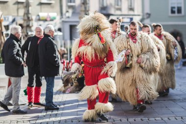 Slovenya 'daki karnaval maskeli bir kuren. İlkbaharda giyilecek geleneksel bir kostüm. Kuran bizim kültürümüzde var.