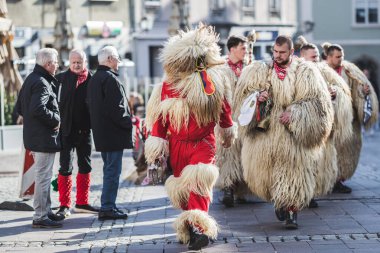 Slovenya 'daki karnaval maskeli bir kuren. İlkbaharda giyilecek geleneksel bir kostüm. Kuran bizim kültürümüzde var.
