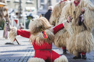 Slovenya 'daki karnaval maskeli bir kuren. İlkbaharda giyilecek geleneksel bir kostüm. Kuran bizim kültürümüzde var.