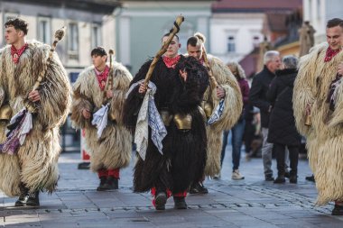 Slovenya 'daki karnavalda maskesi olmayan bir kurent. İlkbaharda giyilecek geleneksel bir kostüm. Kuran bizim kültürümüzde var.