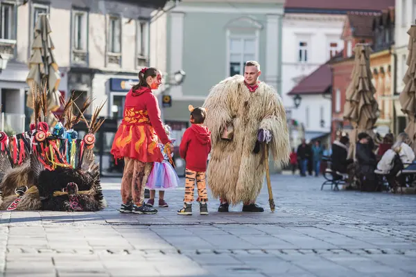 Slovenya 'daki karnavalda maskesi olmayan bir kurent. İlkbaharda giyilecek geleneksel bir kostüm. Kuran bizim kültürümüzde var.
