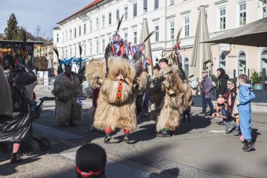 Maribor Slovenya 'da geleneksel karnaval kostümü giymiş bir kuren. Bu bizim kültürümüzde var.