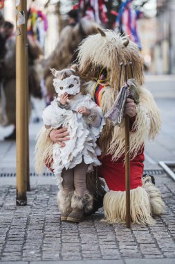 Maribor Slovenya 'da geleneksel karnaval kostümü giymiş bir kuren. Bu bizim kültürümüzde var.