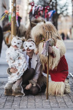 Maribor Slovenya 'da geleneksel karnaval kostümü giymiş bir kuren. Bu bizim kültürümüzde var.
