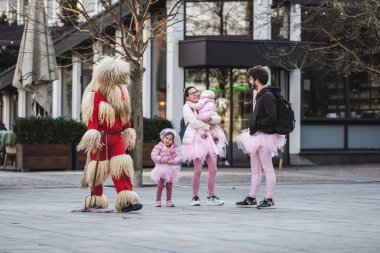 Maribor Slovenya 'da geleneksel karnaval kostümü giymiş bir kuren. Bu bizim kültürümüzde var.