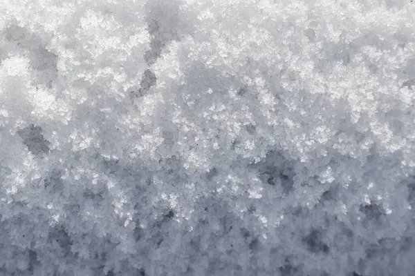 Kışın kar yüzeyi. Açık havada, dondurucu soğukta.