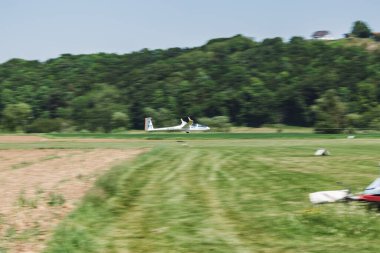Planör uçağı hızla uçuyor. Bu, ulaşım için havacılık yapan çok hafif bir uçak.