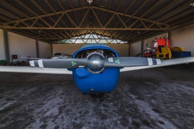 Askıda park etmiş bir uçak. Havaalanındaki bir uçak.