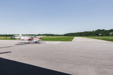 Bir uçak ve yerde bir pilot var. Havaalanında tamircisi olan küçük bir uçak.