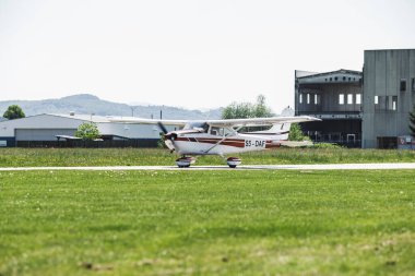 Çimen pistinde bir uçak. Uçak uçmaya hazır. Bu insanlar için bir ulaşım aracı.
