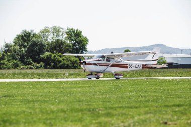 Çimen pistinde bir uçak. Uçak uçmaya hazır. Bu insanlar için bir ulaşım aracı.