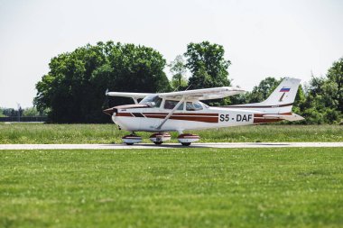 Çimen pistinde bir uçak. Uçak uçmaya hazır. Bu insanlar için bir ulaşım aracı.