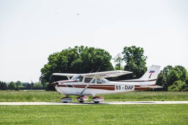 Çimen pistinde bir uçak. Uçak uçmaya hazır. Bu insanlar için bir ulaşım aracı.