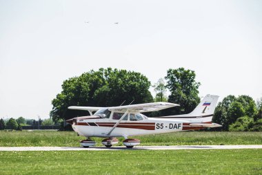 Çimen pistinde bir uçak. Uçak uçmaya hazır. Bu insanlar için bir ulaşım aracı.