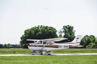 Çimen pistinde bir uçak. Uçak uçmaya hazır. Bu insanlar için bir ulaşım aracı.