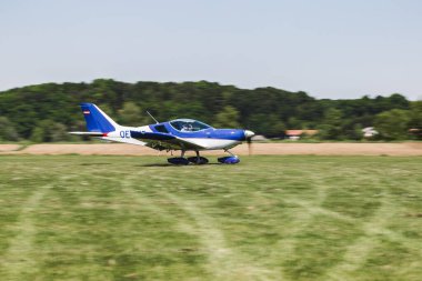 Çimen pistinde bir uçak. Uçak uçmaya hazır. Bu insanlar için bir ulaşım aracı.