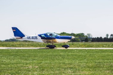 Çimen pistinde bir uçak. Uçak uçmaya hazır. Bu insanlar için bir ulaşım aracı.