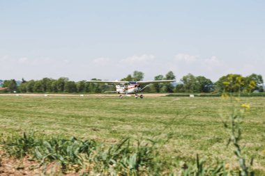 Çimen pistinde bir uçak. Uçak uçmaya hazır. Bu insanlar için bir ulaşım aracı.