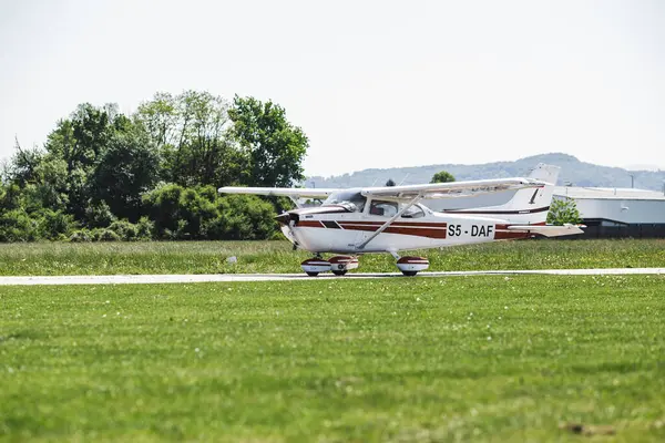 Çimen pistinde bir uçak. Uçak uçmaya hazır. Bu insanlar için bir ulaşım aracı.