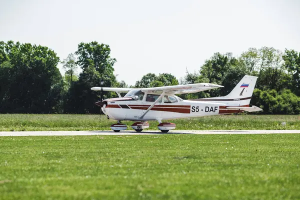 Çimen pistinde bir uçak. Uçak uçmaya hazır. Bu insanlar için bir ulaşım aracı.