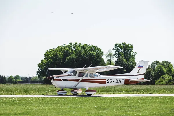 Çimen pistinde bir uçak. Uçak uçmaya hazır. Bu insanlar için bir ulaşım aracı.