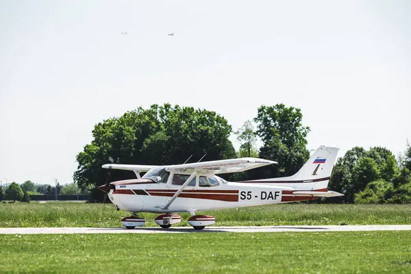 Çimen pistinde bir uçak. Uçak uçmaya hazır. Bu insanlar için bir ulaşım aracı.