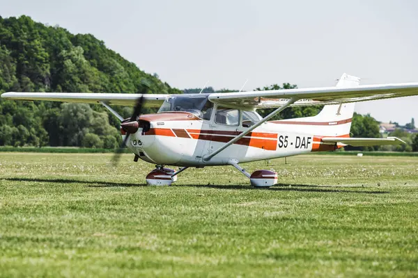 Çimen pistinde bir uçak. Uçak uçmaya hazır. Bu insanlar için bir ulaşım aracı.
