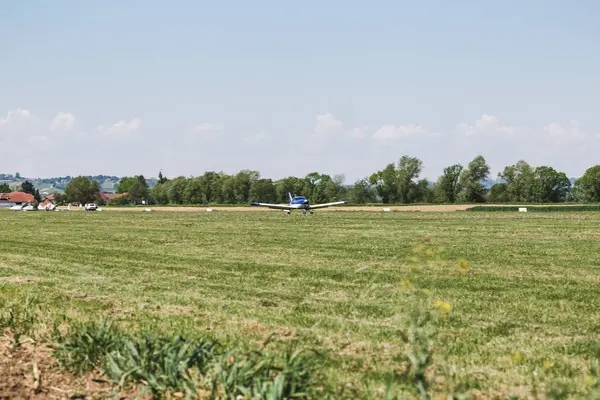 Çimen pistinde bir uçak. Uçak uçmaya hazır. Bu insanlar için bir ulaşım aracı.