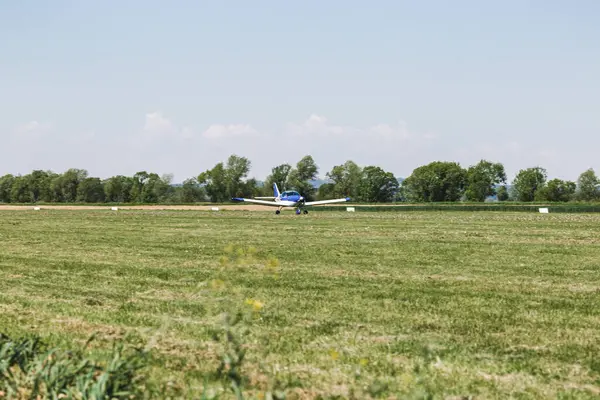 Çimen pistinde bir uçak. Uçak uçmaya hazır. Bu insanlar için bir ulaşım aracı.