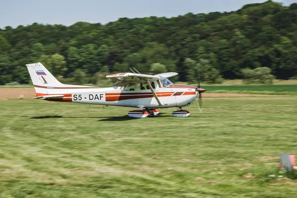 Çimen pistinde bir uçak. Uçak uçmaya hazır. Bu insanlar için bir ulaşım aracı.
