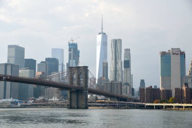 Brooklyn Köprüsü ve Aşağı Manhattan manzaralı New York City silüeti