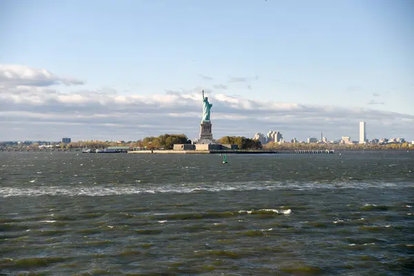 Özgürlük Anıtı, New York limanında özgürlük sembolü.
