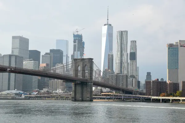 Brooklyn Köprüsü ve Aşağı Manhattan manzaralı New York City silüeti