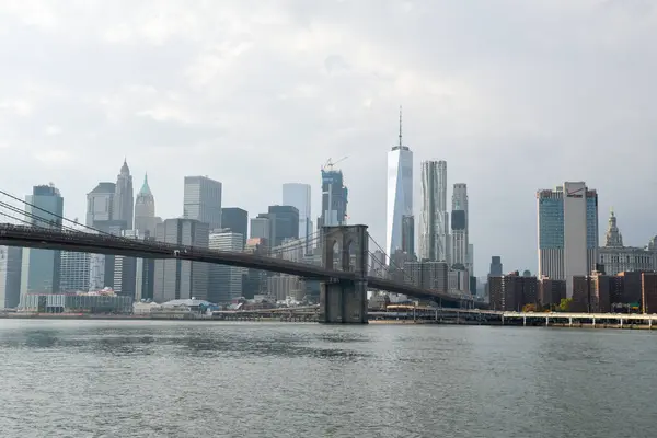 Brooklyn Köprüsü ve Aşağı Manhattan manzaralı New York City silüeti