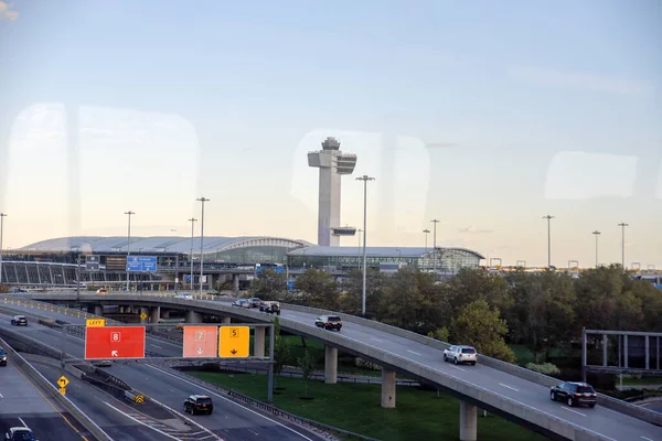 New York, New York, ABD - 5 Eylül 2021: JFK havaalanı terminalinin havadan görünüşü, yükselen uçaktan Delta havayolları uçakları ile kule ve apron