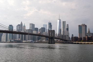 Brooklyn Köprüsü ve Aşağı Manhattan manzaralı New York City silüeti