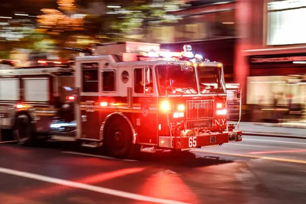 Nova Iorque Eua Caminhão Bombeiros Com Luzes Emergência Rua Manhattan — Fotografia de Stock