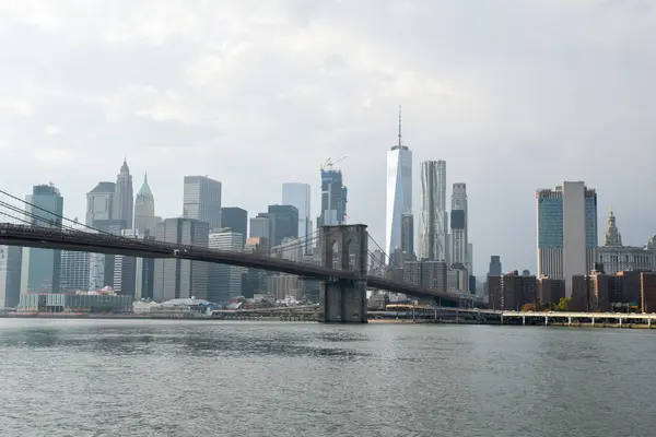 Brooklyn Köprüsü ve Aşağı Manhattan manzaralı New York City silüeti