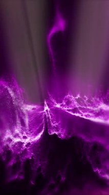 Fantastik, parlak, peri masalı gibi bir manzara etrafında kameranın gezindiği, varlığın etkisini yaratan.