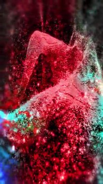 Fantastik, parlak, peri masalı gibi bir manzara etrafında kameranın gezindiği, varlığın etkisini yaratan.