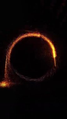 Uzay portalının parlak diski göz kamaştırıcı kıvılcımlar saçar..