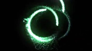 Uzay portalının parlak diski göz kamaştırıcı kıvılcımlar saçar..