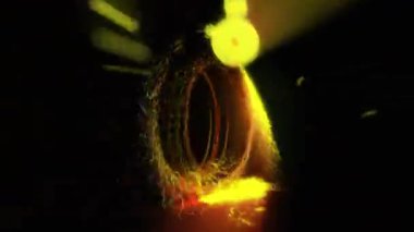 Uzay portalının parlak diski göz kamaştırıcı kıvılcımlar saçar..