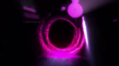 Uzay portalının parlak diski göz kamaştırıcı kıvılcımlar saçar..