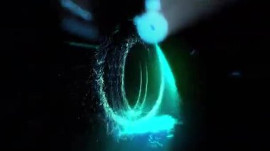 Uzay portalının parlak diski göz kamaştırıcı kıvılcımlar saçar..