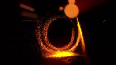 Uzay portalının parlak diski göz kamaştırıcı kıvılcımlar saçar..