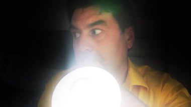 Zeki bir adam görünmez, gizemli ve tehlikeli bir şeyden korkardı..