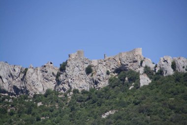 Peyrepertuse Şatosu tepenin üstünde harabe.